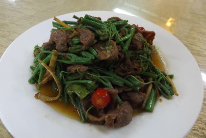 キョン（鹿の仲間）の炒め物